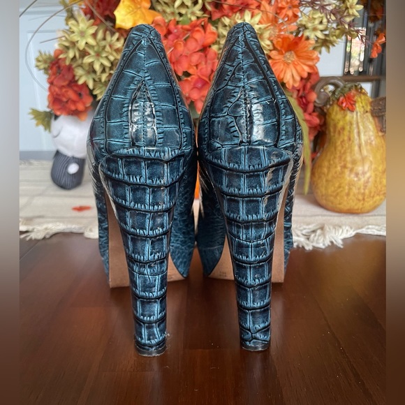 SALE!⚡️BCBGeneration Platform Heels - Picture 5 of 13